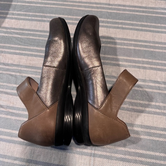 Dansko light bronze/tanish 2 toned textured Leather Women's Shoes - Picture 7 of 13